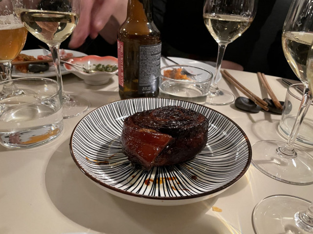 Mausteinen pork belly cinnamon roll tuo mieleen joulun.