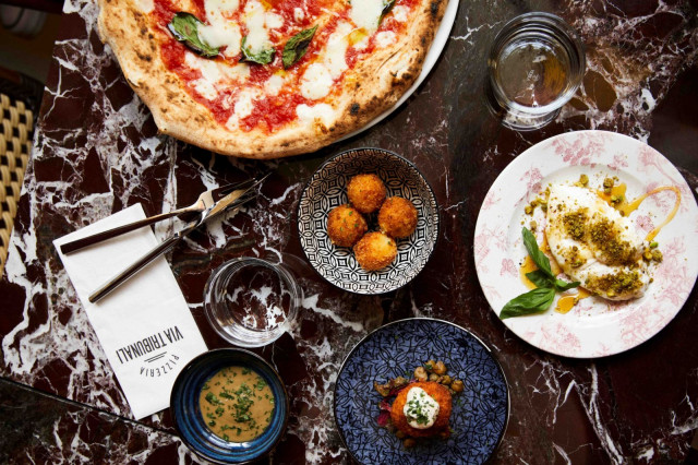 Via Tribunalille myönnetty Associazione Verace Pizza Napoletana (AVPN) -sertifikaatti on virallinen lupaus siitä, että Via Tribunalissa pääsee maistamaan pizzaa, joka on sertifioidusti yhtä hyvää tai jopa parempaa kuin Napolissa.