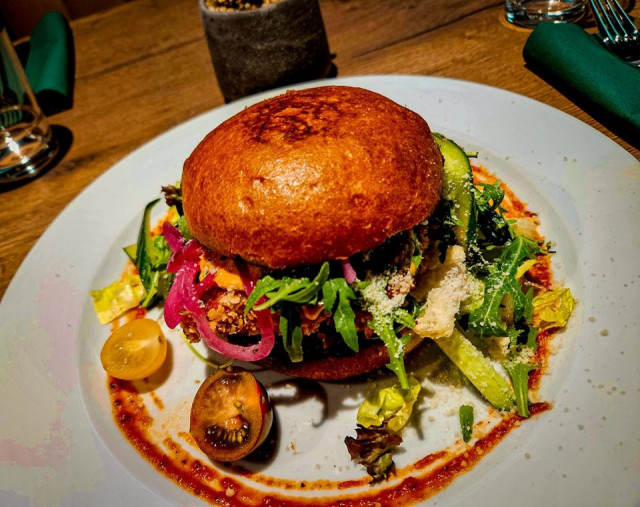 Los Pollos tarjoilee Suomen parasta grillikanaa myös burgerin välissä.