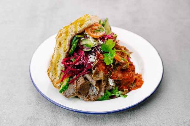 DIF Döner on Akseli Herlevin ja Lähi-Idän makuihin erikoistuneen keittiömestari Iman Gharaghozlun yhteistyön tulos.