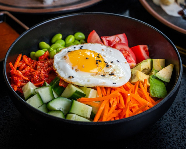 Kimchi BBQ Tapiola tarjoaa SYÖ!-viikoilla muun muassa raikkaita kulhoja 12 €:n hintaan.