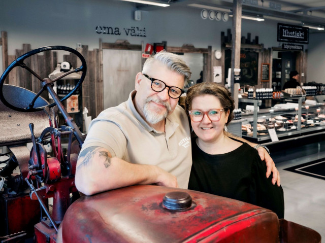 Essi ja Tero Sivula ovat perinteisen Mattilan savustamon yrittäjiä kolmannessa polvessa.