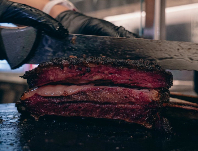 Smokehouse Bros on panostanut tarkoin valittuihin raaka-aineisiin ja perinteisiin valmistusmenetelmiin, jotta jokainen ruokailija saisi taatusti maukasta grilliruokaa.