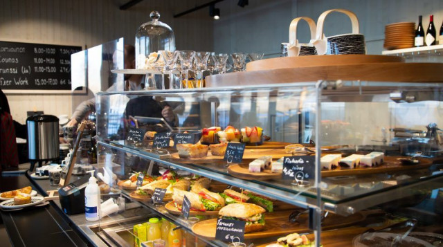 Kahvila-ravintola tarjoaa herkkuja monenlaiseen nälkään.