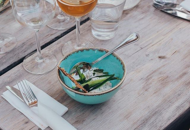 Seglis on kesäruokaravintola meren rannassa.