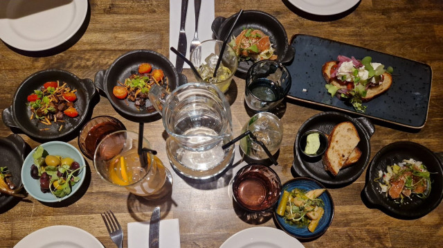 Sävelen uudistetut tapakset. Oliiveja, marinoitua parsaa, lohipastramia, karamellisoitua häränkieltä, savumuikkua, talon leipää valkosipulivoilla, bruschettaa.