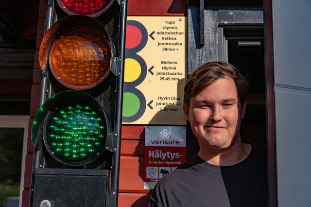 Pieni grillimökki on usein täynnä, joten liikennevalot kertovat tulijoille realistisen tilanteen burgerin jonotusajasta.