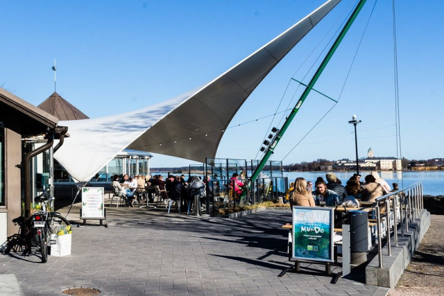 Ursula sijaitsee merellisissä maisemissa.