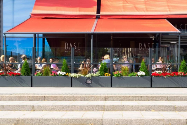 Base sijaitsee hyvien liikenneyhteyksien päässä keskellä Leppävaaraa.