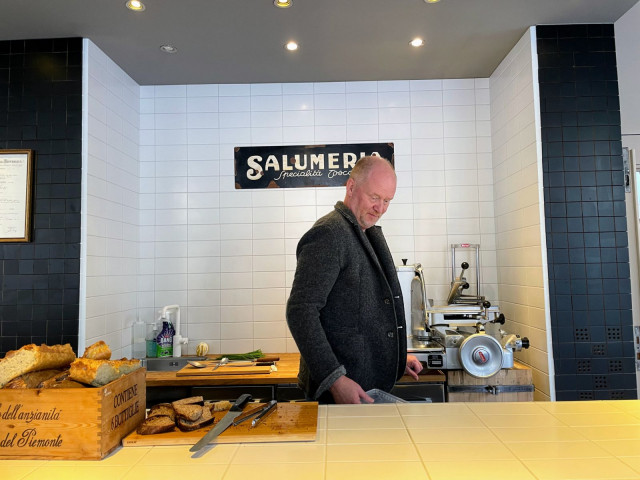 Jussi Hukkanen esittelee 60-luvulta peräisin olevaa leikkelekonetta.