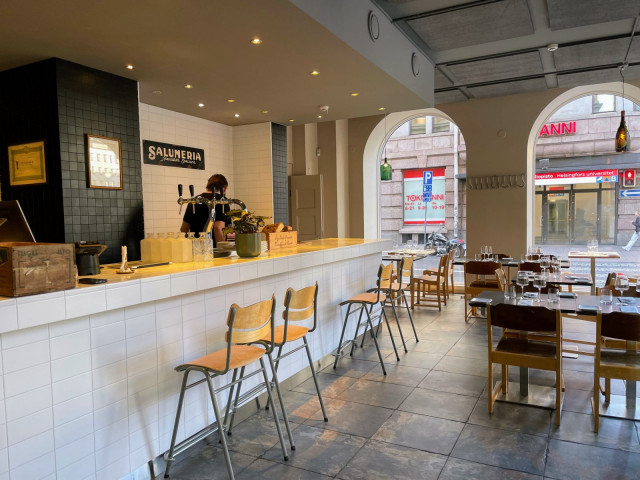 Retro Enotecassa istutaan 70-luvun Isku-tuoleilla.