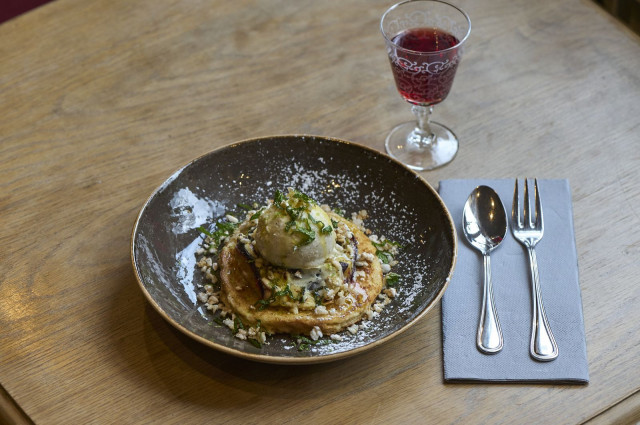 Mimosa herää täyteen kukoistukseensa kesällä.