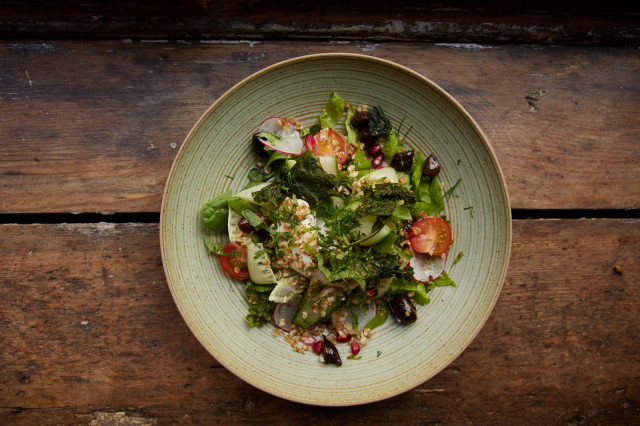 Kesäisin ravintolan tunnelmaa täydentää vehreä terassi, jossa voit nauttia kukkien ja kasvien ympäröimästä rauhasta keskellä historiallista Tallinnaa.