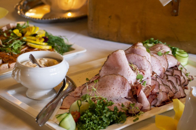 Koivumäen Kartanoon pääsee nauttimaan niin sunnuntaibrunsseja kuin pääsiäispöydän herkkuja.