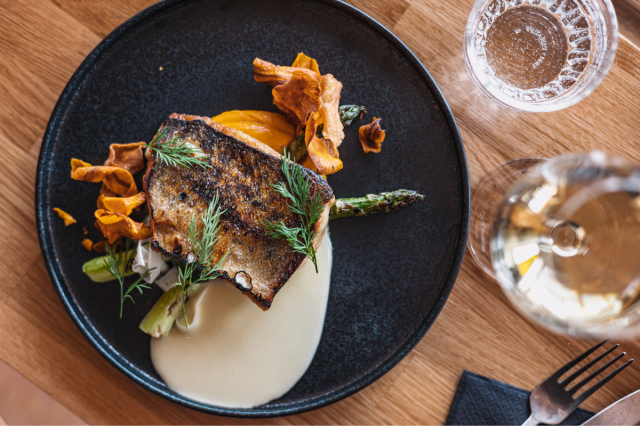 Luoto on kuin pieni kylä järven päällä.