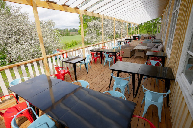 Rehtorissa on kaksi terassia: Iso katettu terassi puutarhassa talon takana ja pienempi kahvilan terassi talon edessä.