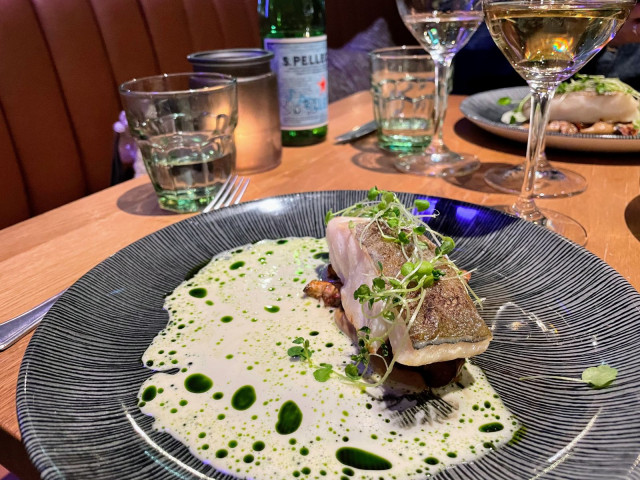 Lautasella vaellusturskaa, lasissa Chardonnayta.