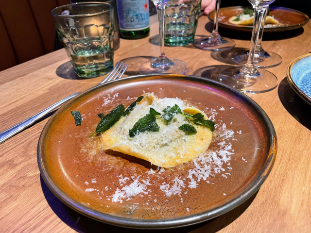 Raviolissa maistuu salvia ja ruskistettu voi.