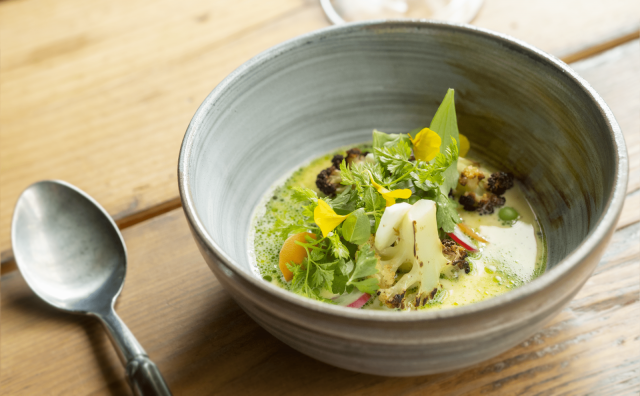 Kielossa vaalitaan perinteisiä valmistustapoja, tuoden ne nykyaikaan leikkimielisyydellä ja yllätyksellisyydellä.