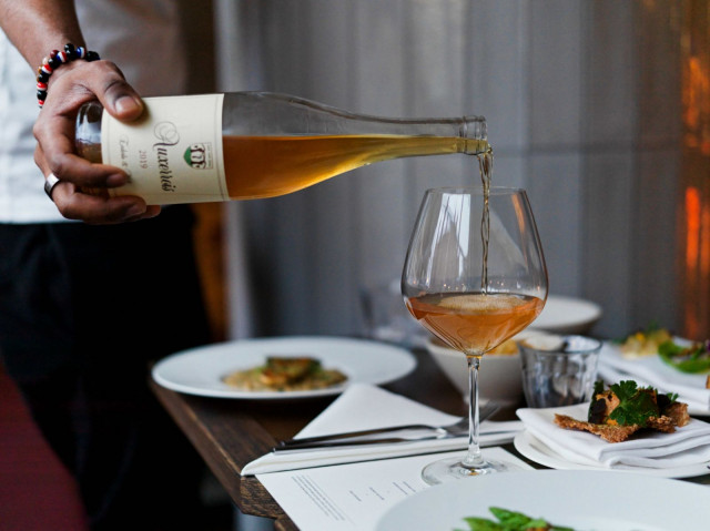 Viinilista on vedetty kokonaan uusiksi menun mukana, ja sen valinnat tukevat keveyttä ja raikkautta.