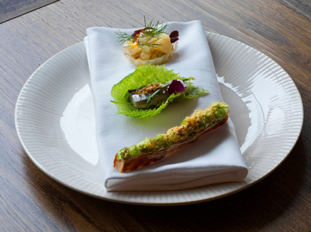 Alkuruoissa esitellään paitsi erilaisia kaloja, myös erilaisia ruoanvalmistustekniikoita.