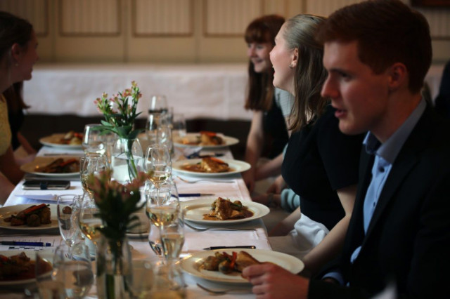 Svenska Klubben tarjoaa vapun kunniaksi perinteisen vappulounaan.