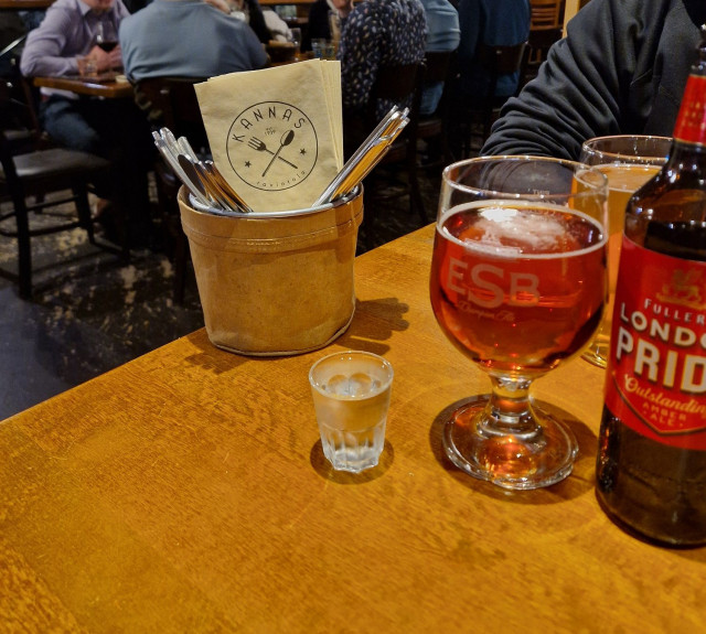 Illallisen alussa otetaan perusasiat haltuun: Marskin ryyppy & Fuller's London Pride