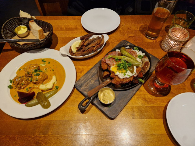 Perinteiset lihapullat sekä Kannaksen pannu. Lisäksi teki mieli muikkuja, joten pyysimme niitä kulhollisen sivuannoksena.