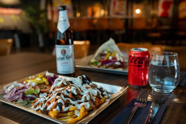 Berliiniläisen dönerin alkulähteille pääset Bröner-ravintoloissa Kalliossa ja Rautatientorilla.