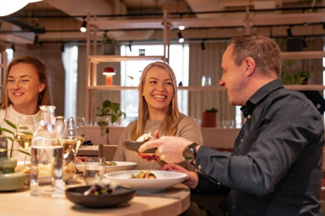 Bistro ELOssa juhlitaan äitejä hyvän ruoan äärellä.