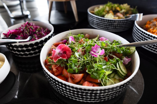 Finlandia Cafe & Winessa äitienpäivän kruunaa kakkubuffa!