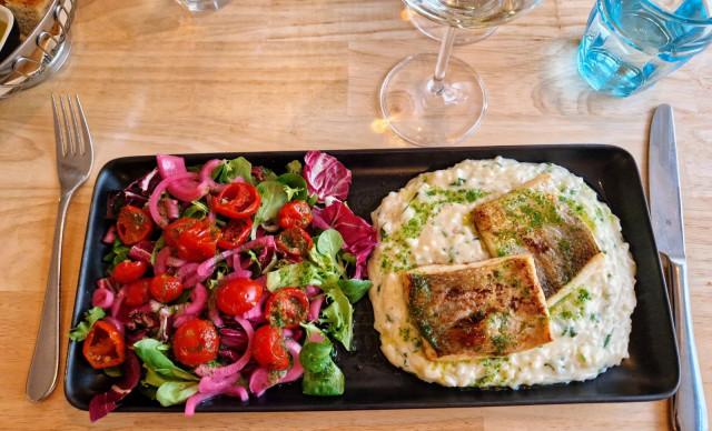 Siikarisotto salaatilla