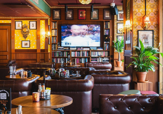 John Scott's Arkadiassa nautit pihvin lisäksi myös rennosta pubitunnelmasta.