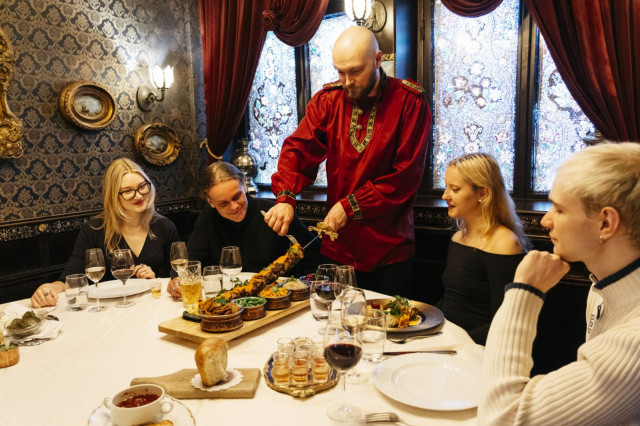 Saslikissa ruokailu on kokonaisvaltainen elämys.