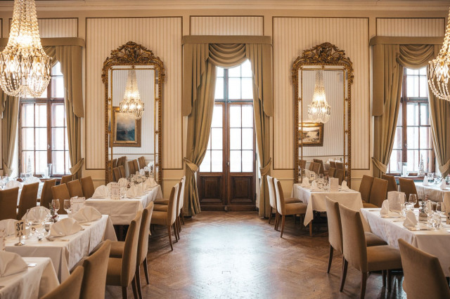 Svenska Klubbenin äitienpäivälounas nautitaan juhlavassa miljöössä.