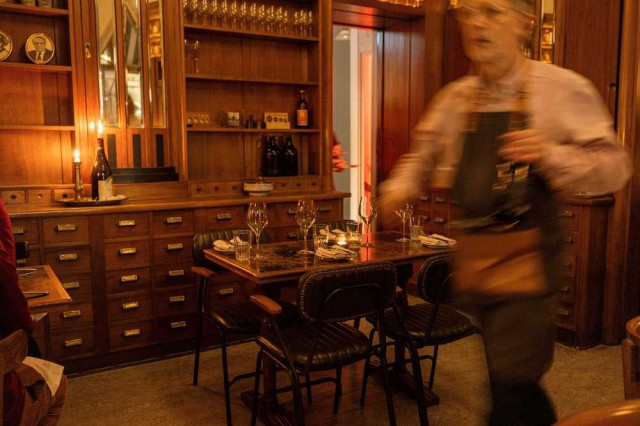 Viinibaari Apotek hemmottelee äitejä useamman ruokalajin menulla.