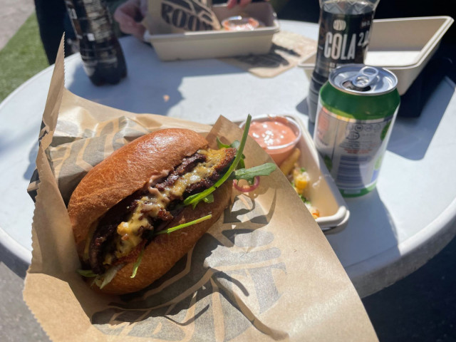 Tupla Cheddar kuuluu Grill Roomin suosituimpiin annoksiin.