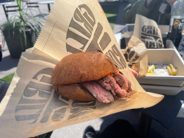 Helsinkiin Grill Room on kehittänyt uutena annoksena Tislaamo Burgerin, jossa on hitaasti kypsennettyä wagyū-nautaa. The Helsinki Distilling Companyn viski pääsee oikeuksiinsa Joni Laitilan isän keittämässä kastikkeessa.