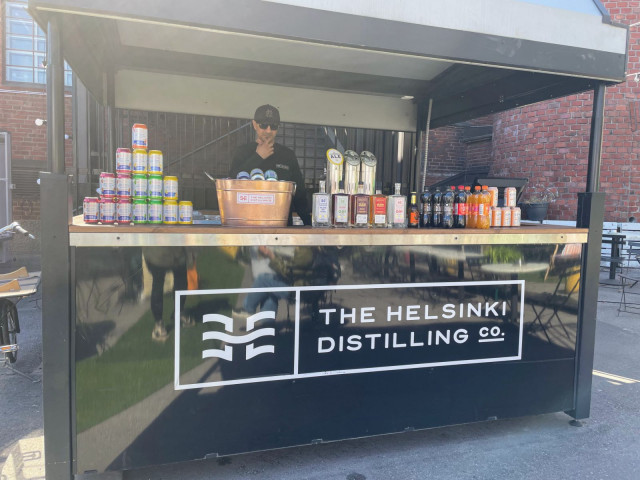 Viikonloppuisin Tislaamolla voi tutustua tislaamisen saloihin myös tislaamokierroksen ja viskikellarikierroksen merkeissä.