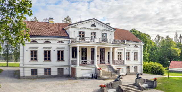 Laukon Kartanon miljöö huokuu historiaa.