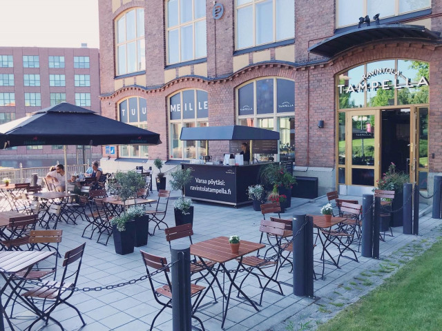 Tampellan terassi kutsuu nauttimaan kesästä.