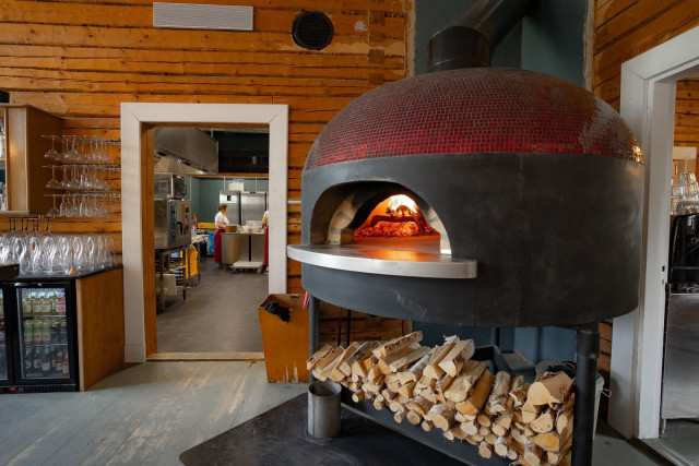 Rehtorin pizzat paistuvat puulämmitteisessä uunissa.