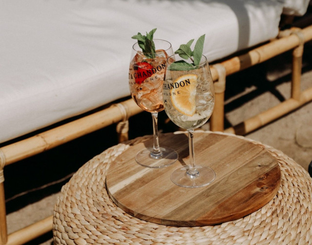 Mattolaiturin terassi on kuin tehty hitaisiin kesäpäiviin.