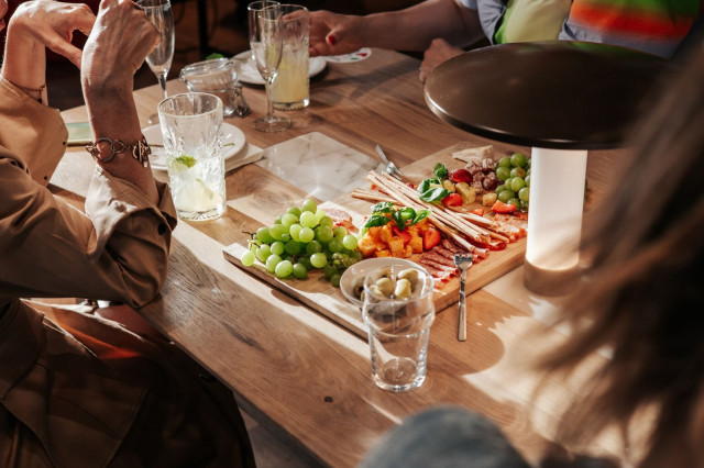 Antipasti-lautanen on erinomainen vaihtoehto pieneen suolaisen nälkään.
