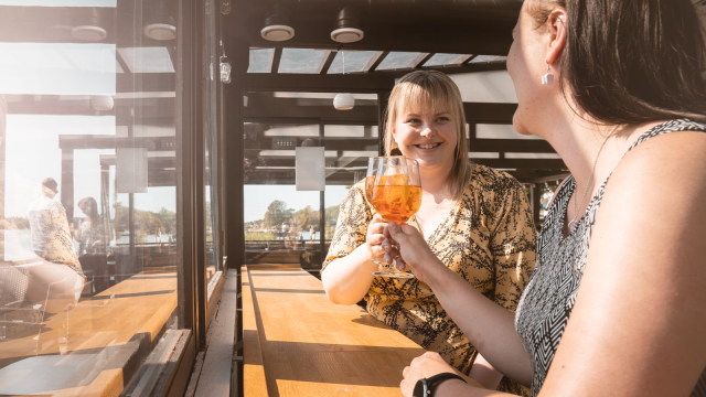 Meritalli on sympaattinen kesäterassi aivan Mestaritallin edustalla, Helsingin Töölössä.