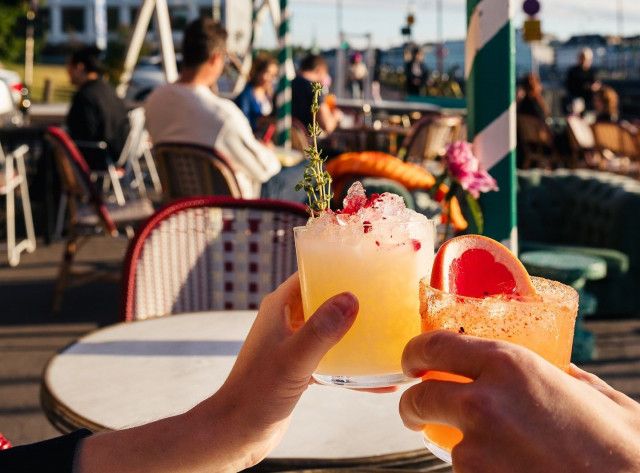 Holiday Barin terassilla et jää janoiseksi etkä nälkäiseksi!