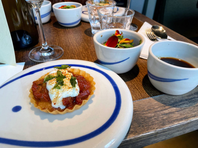 Tomaattipiirakka on yksi menun parhaista annoksista.