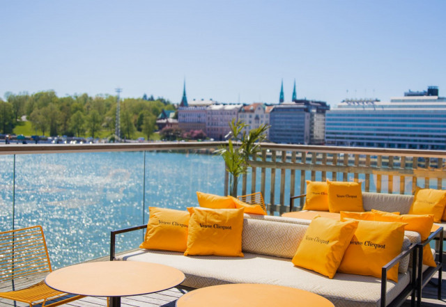 Allas Restarantin kolmeen tasoon levittäytyvä terassikokonaisuus sijaitsee aivan meren äärellä.