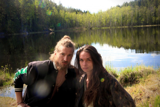 Illallissarjan taustalla ovat alkemisti-kokki Ossi Paloneva sekä harmoniaan erikoistunut alkemisti Tiina Junno.