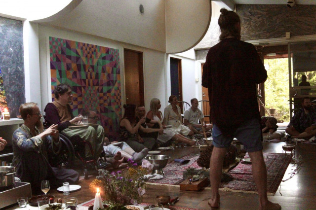 Ossi Palonevan luotsaama illallinen on yhteisöllinen kokemus.